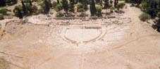 Les ruines du théâtre de Dionysos, vues de l’Acropole.